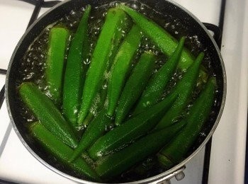 step1: 先將秋葵洗淨，將頭略切黑色部份，再煲滾水，落少許鹽、橄欖油及秋葵一起煲熟，待涼。