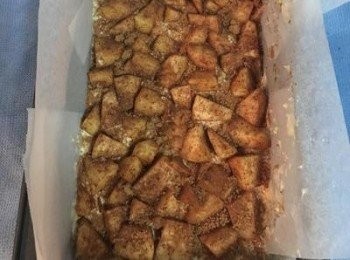 step11: 再次倒入剩餘的麵糊、鋪平。均勻放上剩餘的肉桂蘋果丁再次均勻撒上黑糖肉桂粉。入烤箱175度烤40-50分鐘。