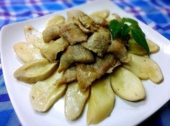 step4: 這次都沒放水只放米酒~杏包菇會出一點水~加上麻油的香味~好下飯~女人要多寵愛自己~老人家留下來的智慧~每個月都要幫自己補一下喔~