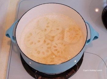 step2: 另起一鍋1000ml的水，水滾後先下蓮藕