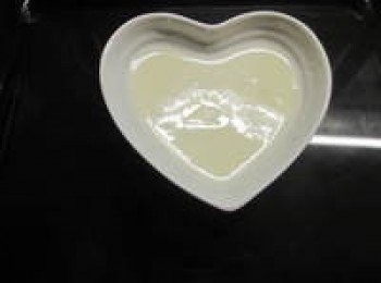 step5: <span class="group_2">布丁液</span>倒入容器中, 注入約烤盤一半高的熱水,再放入布丁,以上下火皆160度烤40~50分鐘即可拿出,食用時可佐果醬或淋上蜂蜜享用