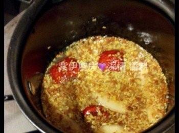 step4: 雪梨磨茸後, 用篩隔出~50ml梨汁, 加入桂花, 去核紅棗, 薑片, 中火熬煮30mins, 隔走紅棗桂花薑片渣