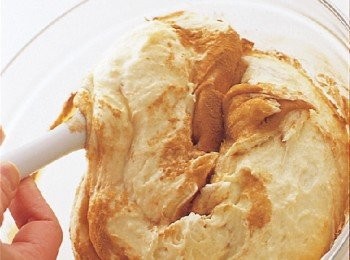 step6: 加入1/2分量過篩的粉類，用橡皮刮刀以從底部舀起的方式翻拌5∼6次。在仍有少許 粉末殘留的狀態下，加入1/2的牛奶混合拌勻。在這之後依照粉類、牛奶的順序加入 混合，最後把剩下的粉加入，攪拌至沒有粉末殘留、出現光澤為止。