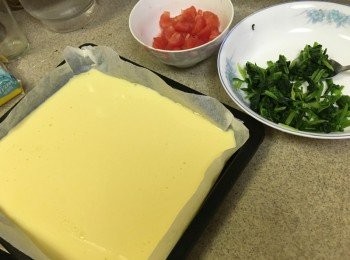 step5: 在焗盆內鋪入牛油紙, 倒入蛋液