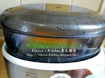 step5: 放上碟後放入電蒸鍋內蓋上蓋蒸10分鐘