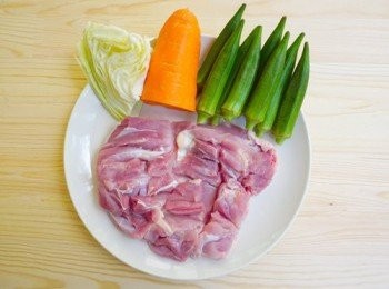 step1: 雞腿肉洗凈，骨頭去掉，剩下肉片，兩面淋上醃料(鹽、白胡椒粉)