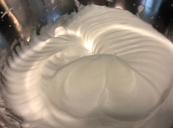 step1: 以200度預熱焗爐10分鐘
分開蛋白同蛋黃，蛋黃要保持完整
用電動打蛋器打發蛋白至企身