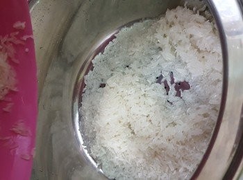 step5: 將【伊瑪牌「智營·金」低糖健康蒸飯煲】的加高蒸鍋放入底層內鍋中，再將米洗淨，倒入加高蒸鍋中