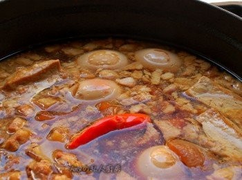 step11: 豬皮的膠質完全融入滷汁裡,肥而不油膩的口感讓滷肉飯更好吃,利用滷汁來拌青菜也非常美味喔!