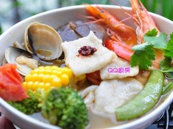 step14: 不需再加任何調味，所有美味湯汁全在【穀盛綠咖哩】塊中，香醇濃郁的綠咖哩香拌著燉煮時蔬海鮮麵疙瘩，超讚的!