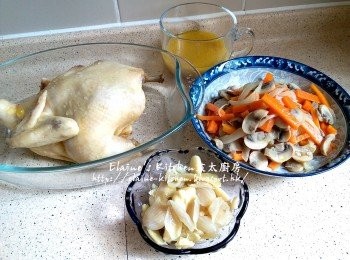 step10: 焗5分鐘後將雞 , 配料 (洋蔥 , 甘旬 , 磨菇) , 料頭 (薑片 , 蒜頭 , 乾蔥頭)分開盛起 , 鑊中的汁料都盛起