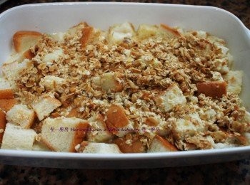 step2: 預熱焗爐180度; 把麵包粒鋪好在焗盤內, 倒入其他混合物, 靜止浸放入麵包粒裡約15分鐘;