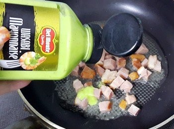 step3: 易潔鑊加少少油炒鴨胸…… 加地捫青芥辣蛋黃醬、鹽調味…… 旁邊放油條烘脆…… 然後兜匀！！！