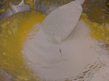 step3: 低筋麵粉過篩後分幾次加入蛋黃液攪混。