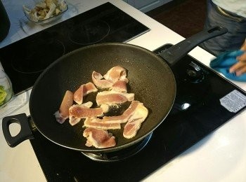 step2: 取一鍋，放入金膀肉煎一面呈現金黃色。