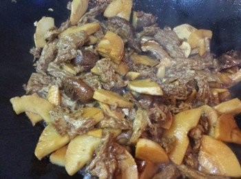 step6: 加入<span class="group_2">調味料</span>炒勻後，再加入2碗水煮滾。