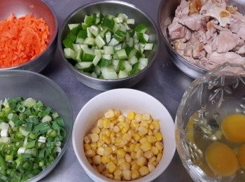 step3: 紅蘿蔔切細末,小黃瓜切小丁~所有<span class="group_1">食材</span>備好 白米洗淨放入電鍋中煮熟備用