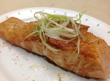 step2: 撒上香蒜粒、蔥絲