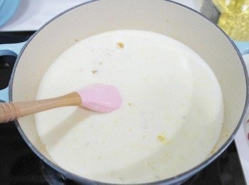 step3: 接著倒入牛奶一起煮~~可以用鍋鏟邊攪拌邊壓地瓜!!! 蓋上鍋蓋悶煮讓地瓜快點變熟變軟^^