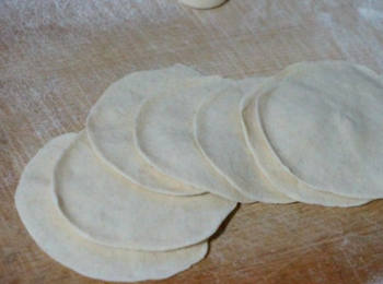 step8: 擀成餃子皮。
