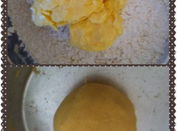 step2: 油皮做法
用手輕輕把油皮材料搓均勻即可。
如麵團太軟，可以置冰箱30分鐘才取出使用。
把油皮分割成每粒35g左右待用。