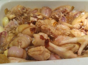 step3: 雞件上色後加入麻辣醬, 麻辣醬多少隨自己喜歡。