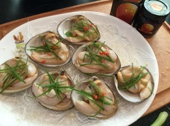 step4: 粉絲鋪上碟，再放上大蜆，蔥絲同辣椒絲隨意放在蜆肉上