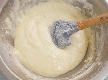 step2: 倒入過篩的低筋麵粉並且拌勻。