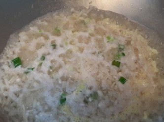 step2: 起油鍋蔥爆香後放下金針菇炒一下加入適量的水與調味料煮滾轉小火悶煮一下