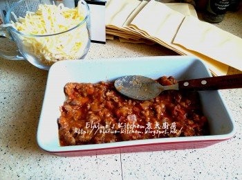 step7: 兩種芝士放入碗內拌勻 , 焗盆內先放上一層肉醬