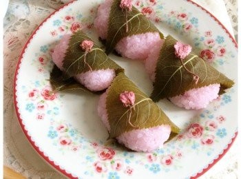 step5: 用櫻葉卷好，便完成。