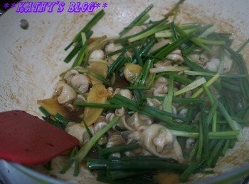 step13: 最後加埋其他蔥段再炒炒炒，炒到啲蔥淋身就可以啦~