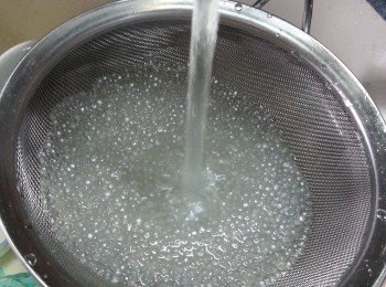 step2: 用凍水沖洗,涼乾水份備用