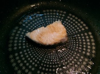 step2: 鮭魚入鍋中煎熟,冷卻後挑去魚皮、魚刺然後捏成碎塊