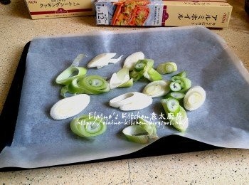 step7: 煎<a href="https://bit.ly/2ZxapeY" target="_blank" data-keyword="雞扒" class="guide-link"><strong>雞扒</strong></a> <span style="display:inline-block;vertical-align:middle;margin-top:-3px;color:initial;border-radius:3px;padding:2px 3px;font-size:12px;line-height:14px;background:#87d300;color:#fff;">即買</span> 期間 , 焗盆放上焗爐紙 , 放上一半份量京蔥 , 煎完兩塊<a href="https://bit.ly/2ZxapeY" target="_blank" data-keyword="雞扒" class="guide-link"><strong>雞扒</strong></a> <span style="display:inline-block;vertical-align:middle;margin-top:-3px;color:initial;border-radius:3px;padding:2px 3px;font-size:12px;line-height:14px;background:#87d300;color:#fff;">即買</span> 後放在京蔥上