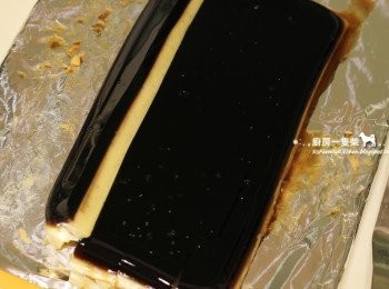 step9: 香草籽可以用香草精1小匙或蘭姆酒1小匙代替，但不需一開始就(將香草精/蘭姆酒) 放入加熱，等布丁液煮好要過篩前再倒入拌勻即可。