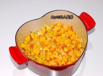 step4: 依序加入蒜末爆香,再將蔬菜丁全部加入一起翻炒至蔬菜丁變軟