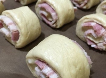 step5: 放入已預熱的焗爐前，在麵包表面輕輕掃上一層全蛋液。