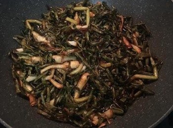 step4: 等到蔥已變色、香酥時馬上撈起瀝油，並且可以關火。