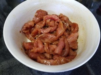 step6: 放入柳梅(梅頭肉) 先醃 30 分鐘，用少少生粉撈好，煎封備用