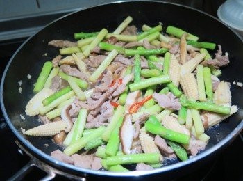 step4: 4.豬肉絲拌炒至5~6熟後再將蘆筍ˊ玉米筍ˊ香菇ˊ辣椒加入