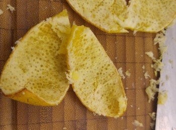 step2: 柑皮需刮走白皮囊和切絲備用。