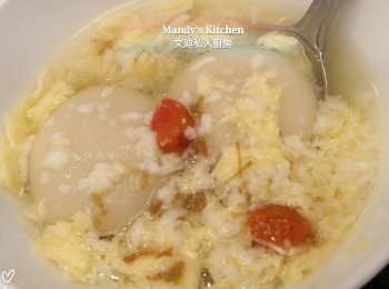 step5: 如果喜歡較甜的糖水, 可煲熱水時加一粒冰糖增加甜味。