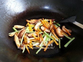 step4: 燒紅鑊 , 爆香冬菇有香味 , 加入甘旬及西芹拌勻用中火炒3分鐘
