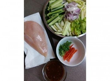 step1: <a href="https://bit.ly/3EZL8dD" target="_blank" data-keyword="雞胸" class="guide-link"><strong>雞胸</strong></a> <span style="display:inline-block;vertical-align:middle;margin-top:-3px;color:initial;border-radius:3px;padding:2px 3px;font-size:12px;line-height:14px;background:#87d300;color:#fff;">即買</span> 肉去掉油脂和皮，備用。 西芹，青瓜切成條狀方便食用，青蘋果因為氧化的比較快，可以在<a href="https://bit.ly/3EZL8dD" target="_blank" data-keyword="雞胸" class="guide-link"><strong>雞胸</strong></a> <span style="display:inline-block;vertical-align:middle;margin-top:-3px;color:initial;border-radius:3px;padding:2px 3px;font-size:12px;line-height:14px;background:#87d300;color:#fff;">即買</span> 肉煮好弄成絲之後才切。洋蔥切成條泡進冷水去掉辛辣的味道. 醬汁也拌好備用