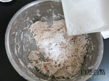 step5: 加入細粒地瓜粉攪拌均勻，至地瓜粉完全吸收水份變黏稠。
(若加入地瓜粉後，芋頭籤過乾時，可斟酌添加適量水份)