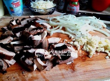 step6: 期間將烤菇切條 , 蒜頭去衣切粒 , 洋蔥去衣切幼絲