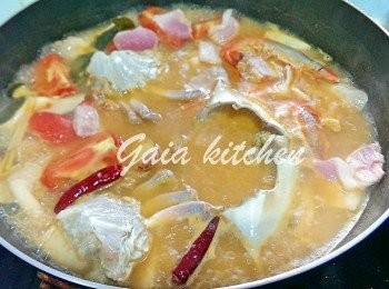 step6: 落主料(蟹、蝦、肉)中火直至所有材料熟透。