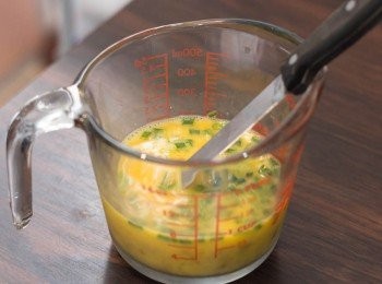 step4: 打散雞蛋，加入蔥粒﹑稍為放涼之菜脯粒及糖打勻