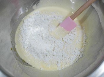 step6: 在盆中把蛋黃和砂糖打至變色後加入麵粉!!